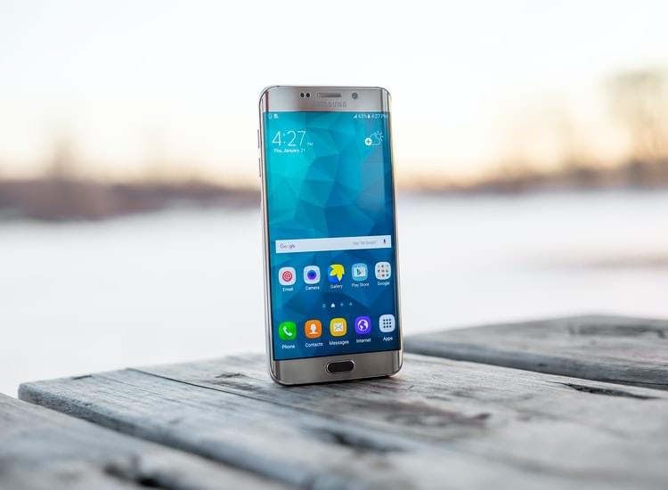 Samsung Led Smartphone Shipments for 2021, Beating Out Apple
